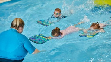 Tips Mengeluarkan Air dari Telinga Setelah Berenang