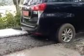 Mobil Dinas Nekat Lewati Jalan yang Dicor, Ternyata Penumpangnya Kadispora Lubuklinggau