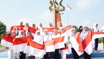 HUT Ke-78 RI, Pemkab OKI Bagikan Ribuan Bendera Merah Putih