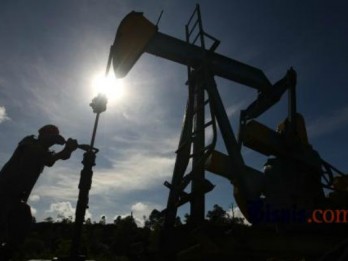 Kilas Komoditas Sepekan, Minyak Mengganas, Emas Loyo Tertekan Dolar AS