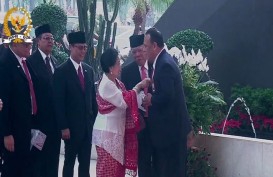 Momen Megawati Rapikan Dasi Ketua KPK Firli Bahuri sebelum Sidang MPR 2023