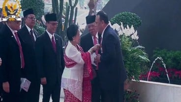 Momen Megawati Rapikan Dasi Ketua KPK Firli Bahuri sebelum Sidang MPR 2023