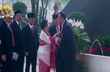 Momen Megawati Rapikan Dasi Ketua KPK Firli Bahuri sebelum Sidang MPR 2023