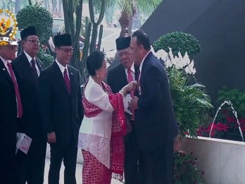 Momen Megawati Rapikan Dasi Ketua KPK Firli Bahuri sebelum Sidang MPR 2023