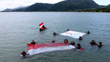 Pengibaran Bendera Merah Putih di Laut Pulau Sumatra