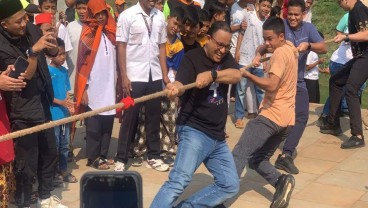 Momen Anies Lomba Tarik Tambang Bareng Warga Rayakan HUT ke-78 RI