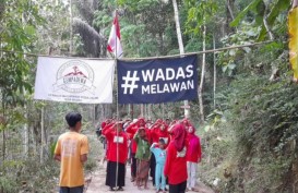 Gempa Dewa Kibarkan Bendera Setengah Tiang di Desa Wadas