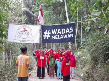 Gempa Dewa Kibarkan Bendera Setengah Tiang di Desa Wadas