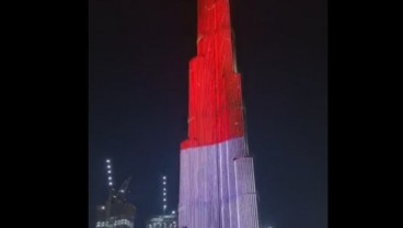 Momen Warga Nyanyikan Indonesia Raya saat Burj Khalifa Berwarna Merah Putih