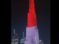 Momen Warga Nyanyikan Indonesia Raya saat Burj Khalifa Berwarna Merah Putih