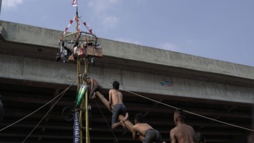 Pegadaian Gelar Panjat Pinang Emas di Kalimalang