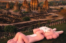 Fakta-fakta KAWS Holiday, Boneka Raksasa Berbaring di Candi Prambanan