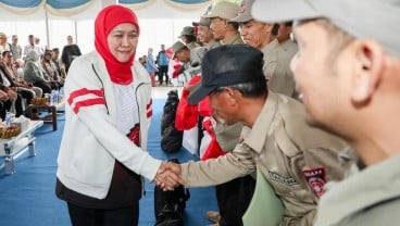 Serahkan Bansos, Gubernur Khofifah Berharap Jadi Bantalan Sosial