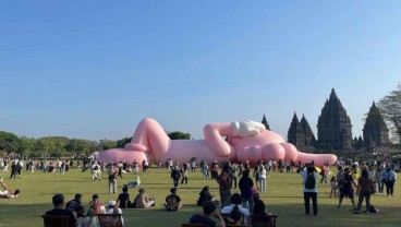 Kenalan dengan Brian Donnelly, Sosok di Balik Boneka KAWS Raksasa di Candi Prambanan