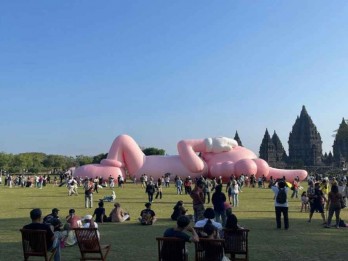 Kenalan dengan Brian Donnelly, Sosok di Balik Boneka KAWS Raksasa di Candi Prambanan