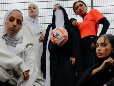 Sejarah! Nike Rilis Koleksi Niqab dan Abaya untuk Wanita Muslim di Dunia