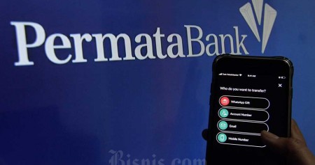Nasabah mengakses aplikasi mobile banking PT Bank Permata Tbk. (BNLI) di Jakarta, Selasa (4/10/2022). Bisnis/Fanny Kusumawardhani