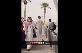 Viral Gaya Cristiano Ronaldo Pakai Gamis di Arab Saudi, Disebut Bak Sultan