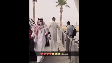 Viral Gaya Cristiano Ronaldo Pakai Gamis di Arab Saudi, Disebut Bak Sultan