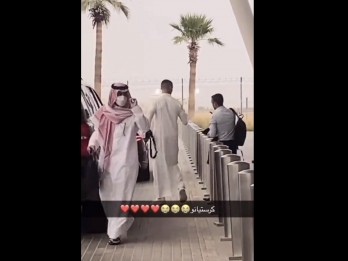 Viral Gaya Cristiano Ronaldo Pakai Gamis di Arab Saudi, Disebut Bak Sultan