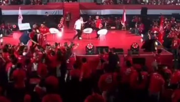 Viral Video Gibran Hendak Dipakaikan Jaket PSI namun Diadang oleh Giring
