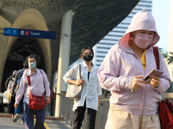 Dokter Paru Tanggapi Aksi Siram Jalanan untuk Kurangi Polusi, Efektif?
