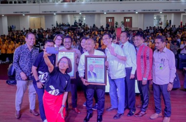 Bisnis Indonesia dan OJK Beri Literasi Finansial di Universitas Nusa Cendana Kupang