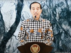 Fakta Emak-emak Lempar Sandal ke Arah Jokowi yang Buat Paspampres Panik