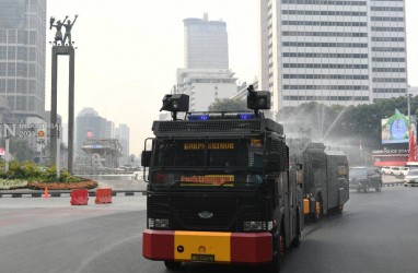 Kurangi Polusi Udara, Pemkot Jakbar Kerahkan 50 Kendaraan untuk Menyiram Jalan