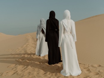 Termasuk Simbol Agama, Prancis Larang Murid Pakai Abaya