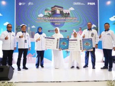 Nasabah PNM Menangis Terharu Saat Diberangkatkan Umroh