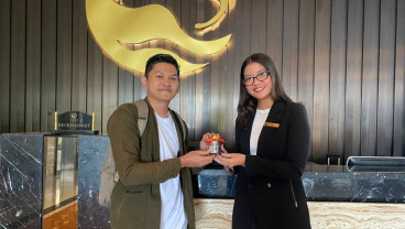 Hari Pelanggan Nasional, Gets Hotel Semarang Bagikan Cokelat