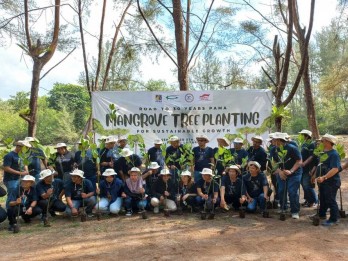 Tekan Emisi Gas Rumah Kaca,  Pamapersada (PAMA) Tanam Pohon Mangrove di Pantai Lamaru Kaltim