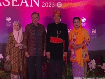 Jokowi Pakai Baju Adat Betawi di Gala Dinner KTT ke-43 Asean