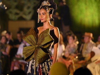 Koleksi 'Sandykala Smara' Denny Wirawan Bawa Batik Kudus Kembali ke Kota Kretek