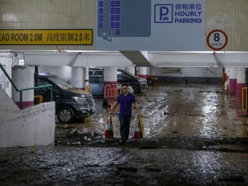 Topan Haikui dan Badai Hitam Bikin Hong Kong Banjir, 2 Orang Tewas, 144 Orang Luka-Luka