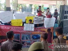 Tumpahan Air Garam di Jalanan Madura Dituding Picu Kecelakaan