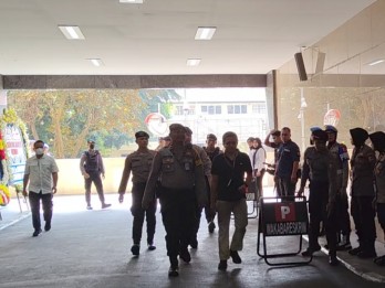 Rocky Gerung Dikawal Ketat, Bawa Bukti Sekardus ke Bareskrim
