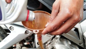 5 Rekomendasi Oli Motor Matic Terbaik dan Harganya