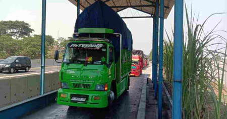 Suasana razia truk ODOL di ruas jalan tol Surabaya - Gempol. Dok. Jasamarga