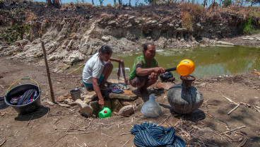 Warga Boyolali Mengambil Air Dari Lubang di Dasar Sungai Saat Musim Kemarau