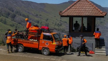 Pemadaman Kebakaran Bromo, Pasukan Melakukan Pembasahan