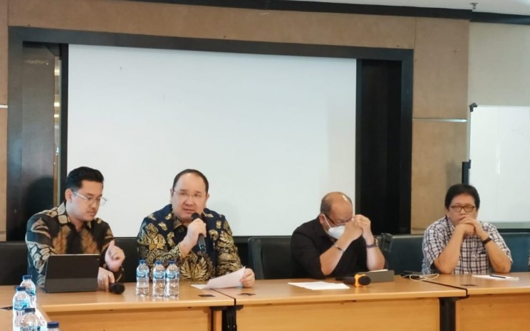 Pendiri KSP Indosurya Henry Surya (kedua dari kiri) didampingi tim kuasa hukumnya saat menggelar konferensi pers di Jakarta Selatan, Jumat (17/2/2023) - BISNIS - Ni Luh Angela.