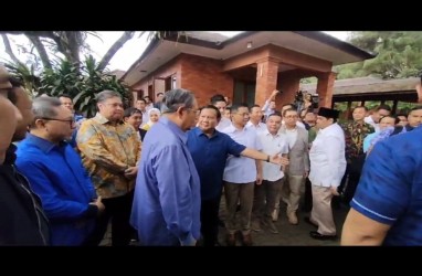 Potret Prabowo Kenakan Kemeja Biru Saat Sambut SBY di Hambalang