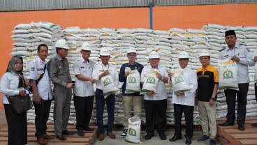 Kurangi Beban Warga, Pemkab OKI dan Bulog Salurkan 484 Ton Beras