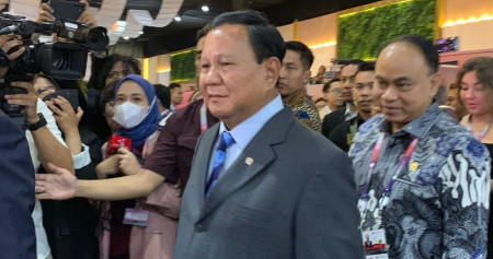 Menteri Pertahanan Prabowo Subianto saat mengunjungi Media Center KTT ke-43 Asean di Jakarta Convention Center (JCC), Kamis (7/9/2023).