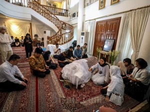 Menko Perekonomian Airlangga Hartarto Takziah ke Rumah Duka Soebronto Laras