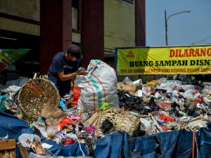 Sampah di Kota Bandung Menumpuk di TPS Akibat TPA Sarimukti Masih Terbakar
