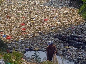 Sungai Cibanten di Banten Dipenuhi Sampah