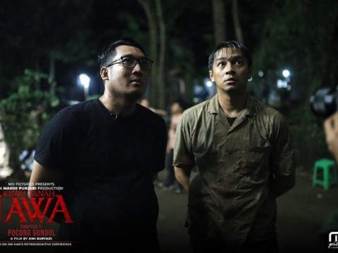 Deva Mahendra dan Om Hao dalam behind the scene film Kisah Tanah Jawa Pocong Gundul/Migari via Tix ID